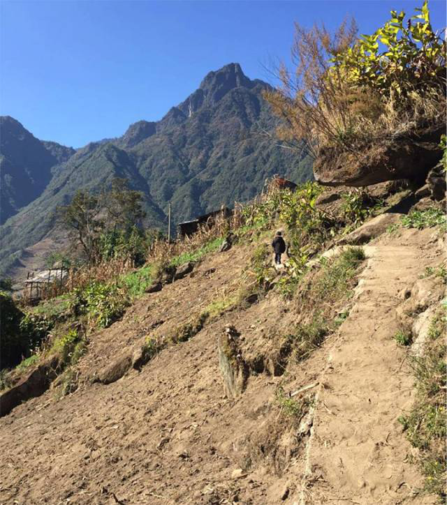 崎岖狭窄的山间小路，是孩子们每天上学的必经之路