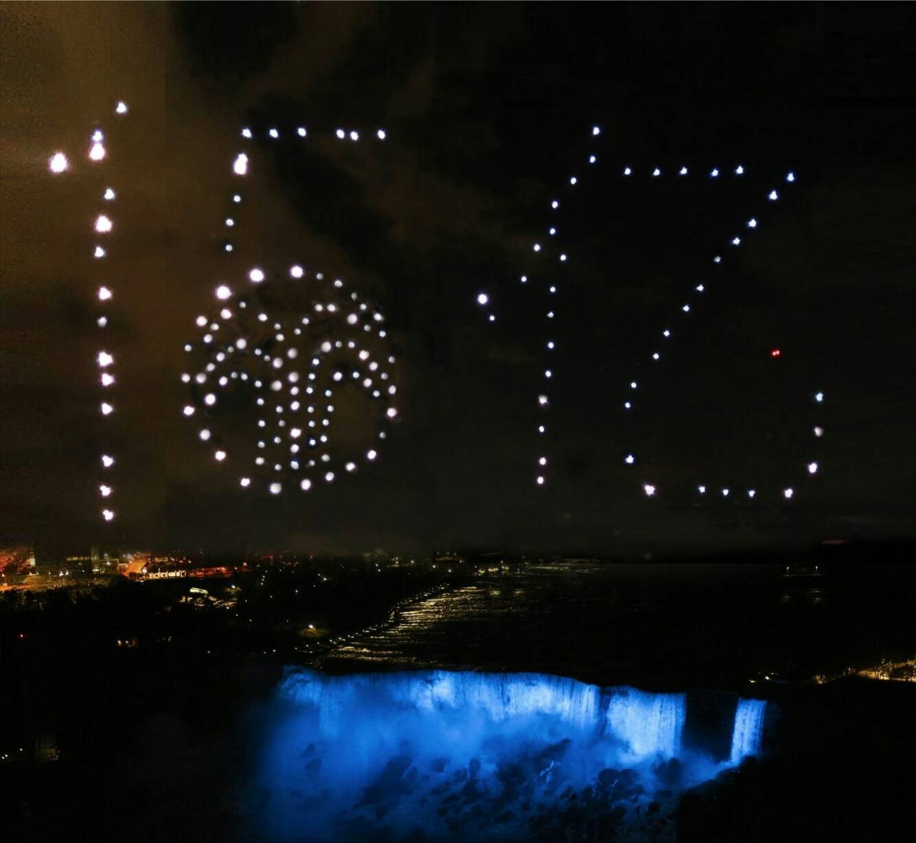 超过百架无人机在尼亚加拉瀑布夜空展现如新大中华2018共创15亿个微笑的目标