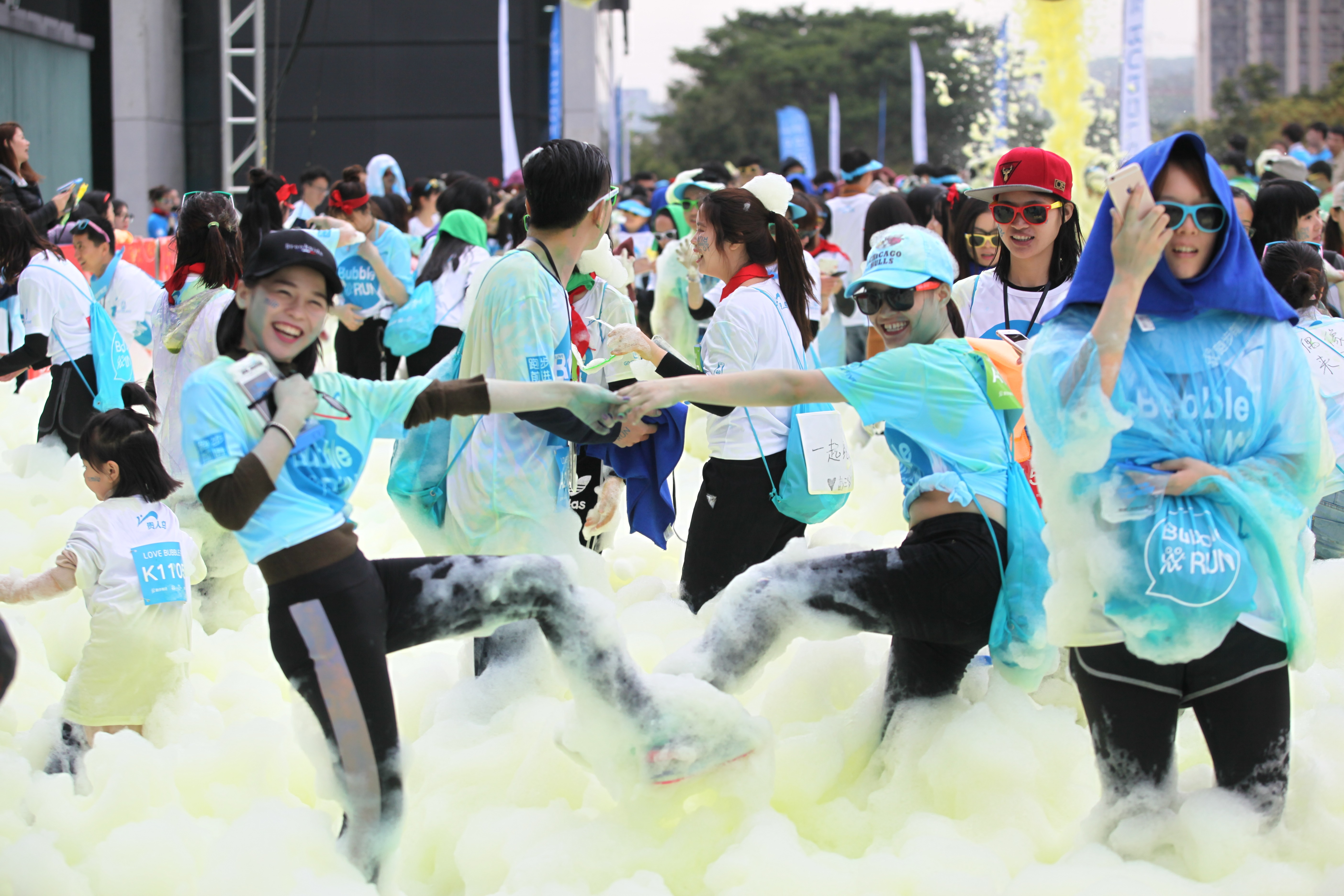 图二：NU SKIN如新健康中国行跑步选手在彩色泡泡中感受健康乐活