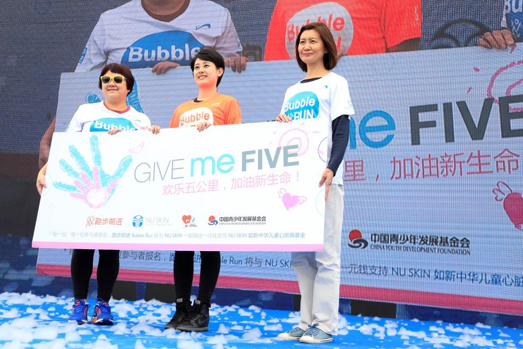 图三：如新大中华区域总裁姜惠琳女士捐赠善款给如新中华儿童心脏病基金会