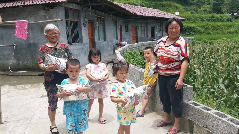 湖南灾区儿童家庭领取如新的捐赠物资——蜜儿餐
