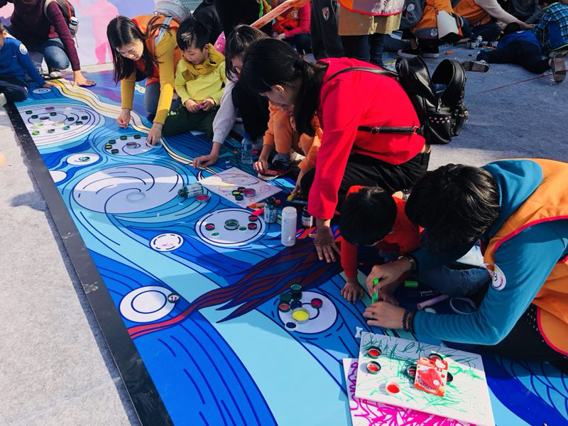 如新乐善汇志愿者在佛山活动现场与孩子们共同描绘“梵高的星空”
